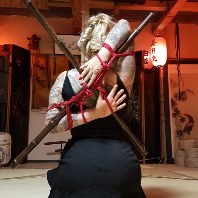 Teppôshibari. Gewehr-Fesslung, imitiert die Form eines auf dem Rücken getragenen Gewehrs. Vorbereitung zum Teppôzuri am Boden.